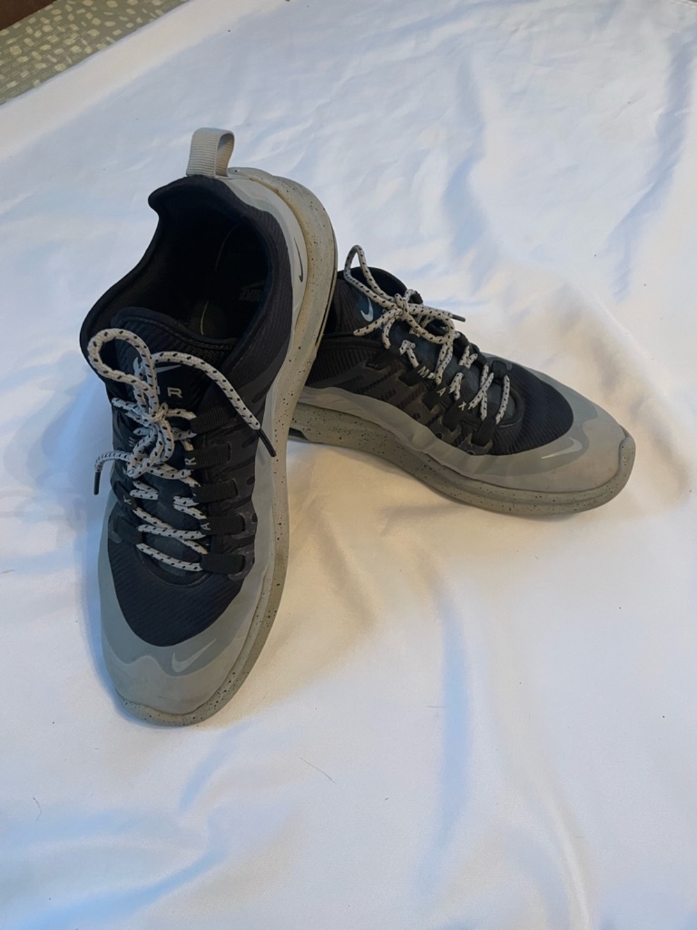 Nike Air Max Axis Men’s Wolf Grey LightweightSneakers, Patterned Laces, Sz 12